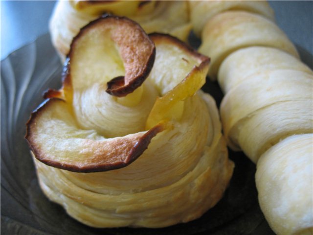 Roses de salsitxa en pasta de full (forn)