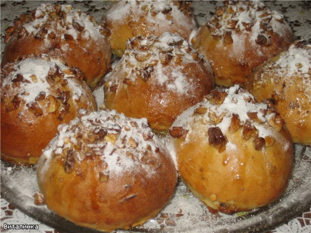 Rum-yoghurtbroodjes met rozijnen