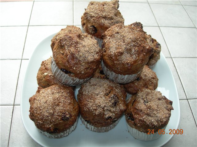 Cupcakes al cioccolato e caffè con noci, cannella e uvetta