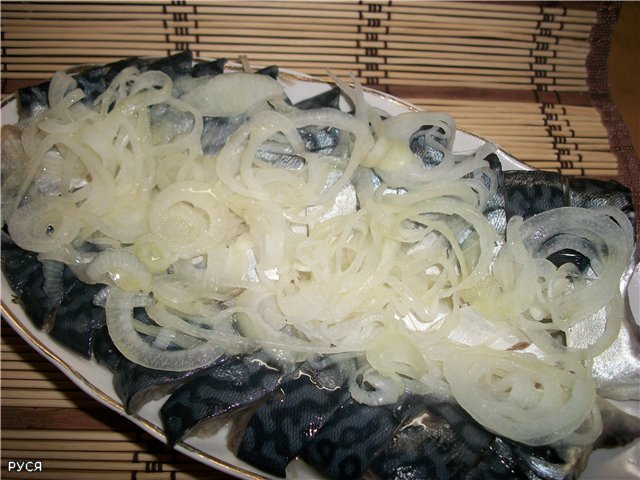 Maanghang na isda na may bawang