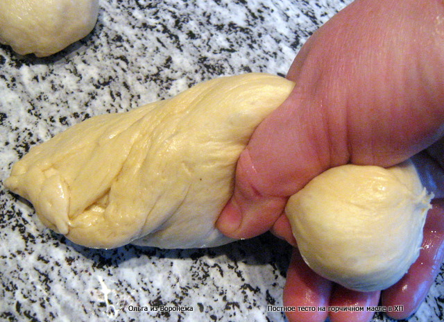 Impasto magro con olio di senape in una macchina per il pane