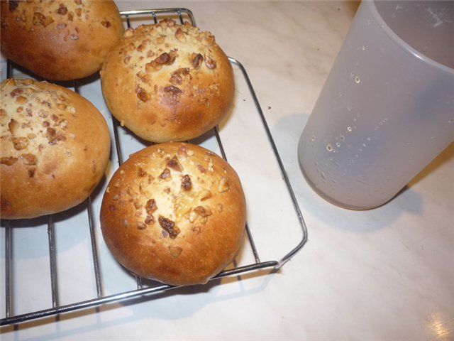 Rum-yoghurtbroodjes met rozijnen