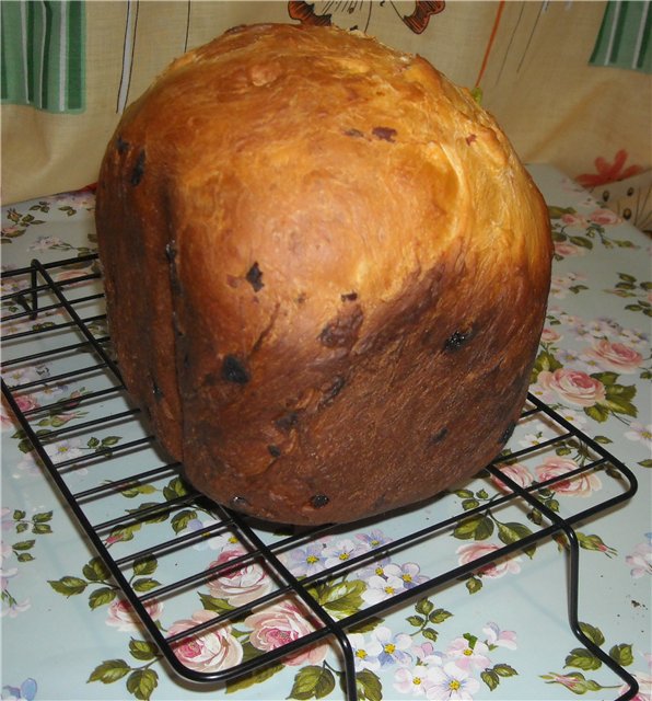 Easter cake with raisins