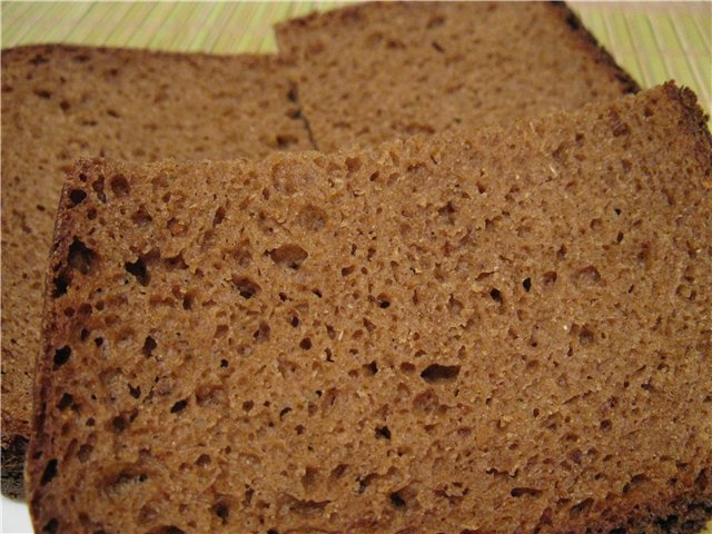 Sourdough rye tinapay sa isang gumagawa ng tinapay