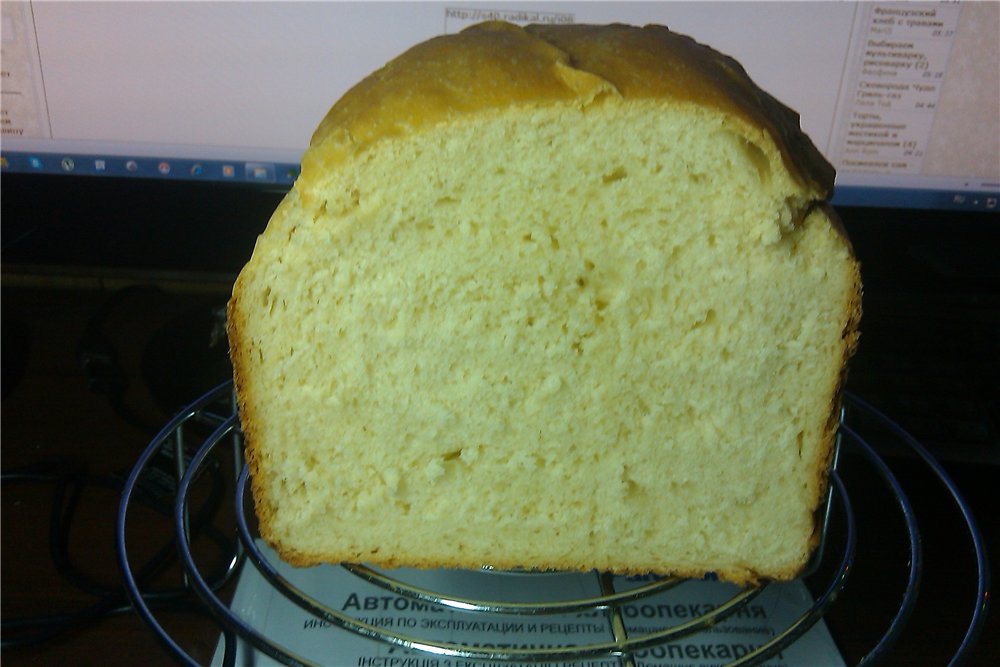 Senape e pane al latte in una macchina per il pane