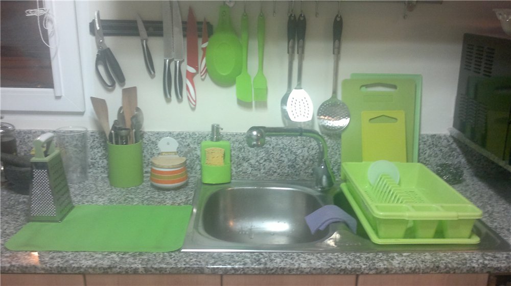 El sueño de Maniac. Cocina en colores verde claro y naranja.