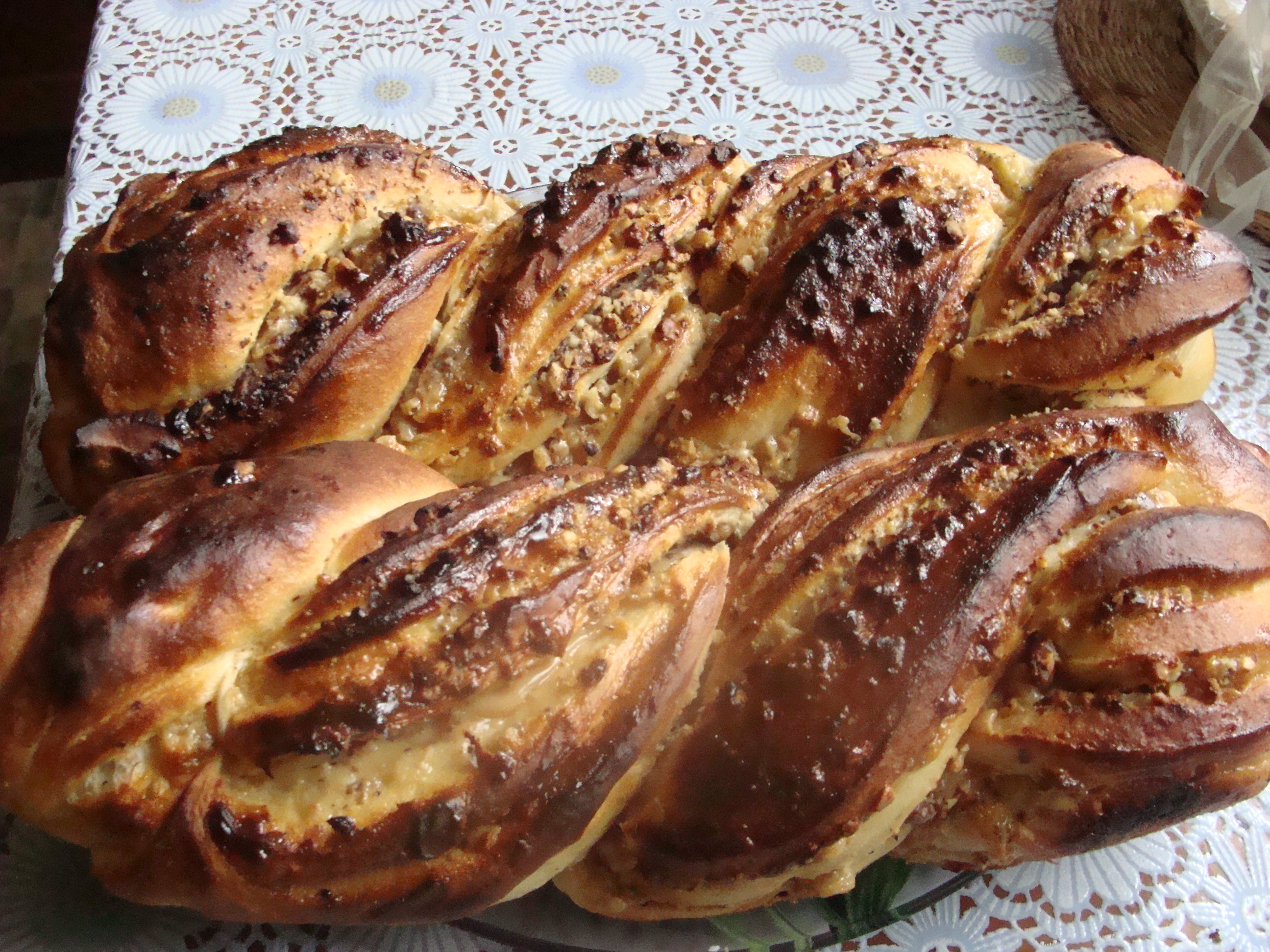 Kranz with boiled condensed milk and walnuts (on cold dough)