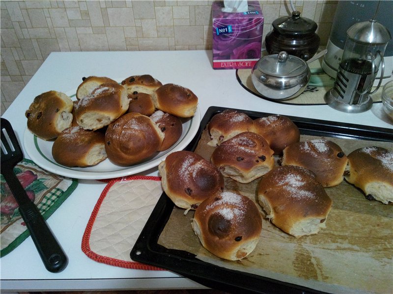 Bollos con pasas sobre masa