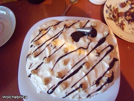 Meringue cake na may mga hazelnut