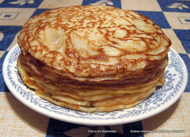 Sponge pancake na may mga whipped protein