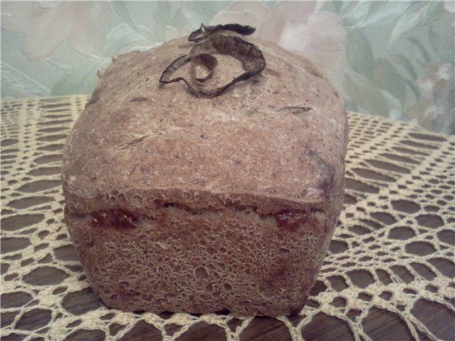 Wheat-rye onion bread with sourdough cheese.