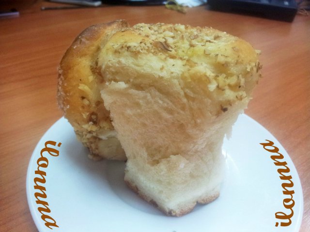 Cheesecake tinapay o cheesecake buns sa isang Panasonic na gumagawa ng tinapay at multicooker