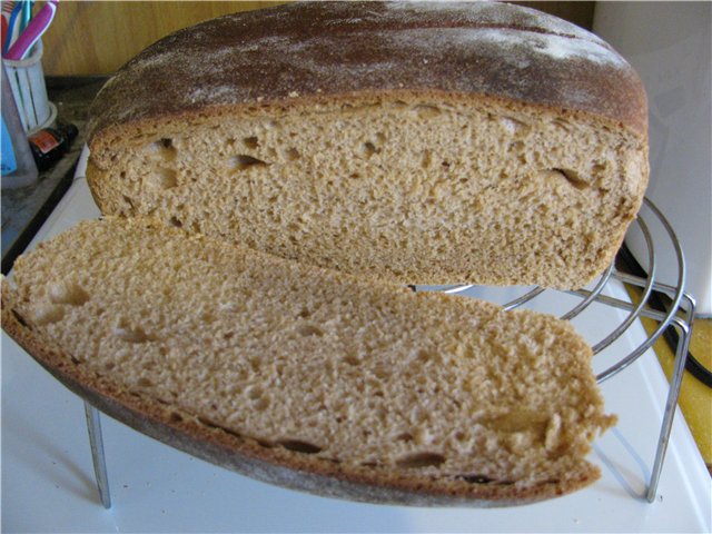 Gevormd tarwe-roggebrood met zuurdesem van kefir van Admin. ( in de oven)