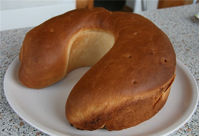 Austrian Reindling (tvarovaná rolka se sušeným ovocem a ořechy)