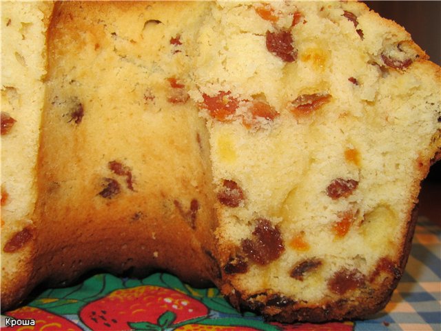 Curd cake with raisins and dried apricots