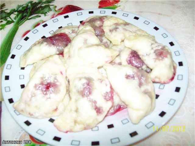 Steamed dumplings with cherries