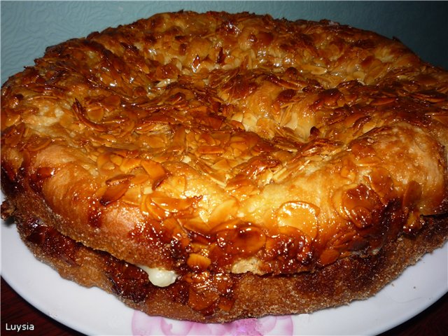 Pastel de crema con picadura de abeja