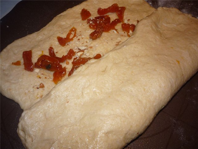 Pane con farina integrale, mandorle e albicocche secche per la colazione della domenica