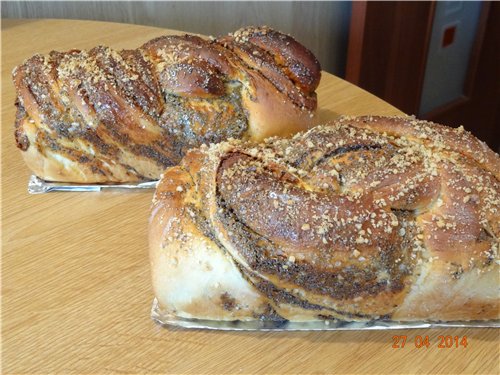 Kranz with boiled condensed milk and walnuts (on cold dough)