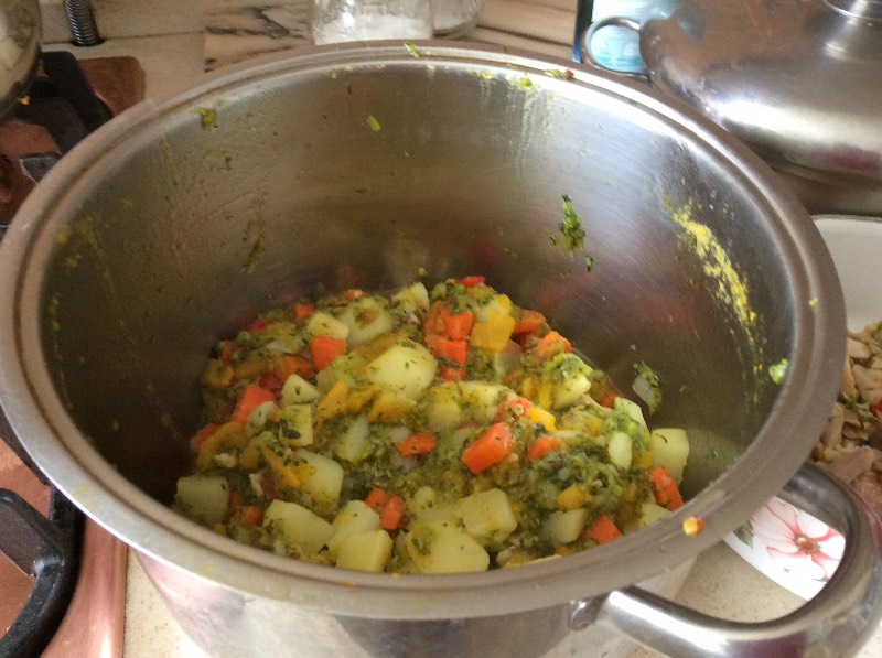 Zuppa di purea di zucca, broccoli e peperoncino