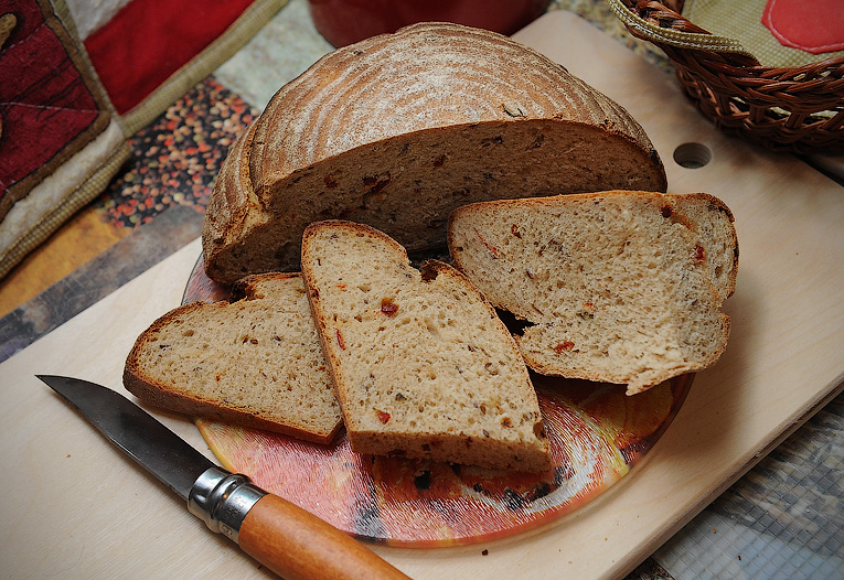 Ang tinapay na trigo-rye na may paprika at flaxseeds