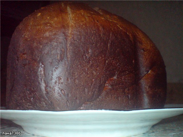 Pane al cioccolato con noci in una macchina per il pane