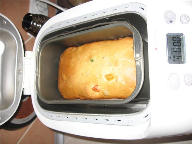 Torta al burro Kugelhof in una macchina per il pane