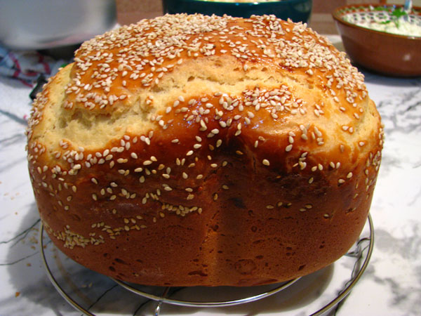 Sesambrood met honing en melk (broodbakmachine)