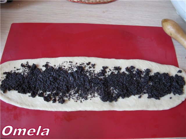 Pastís en espiral amb llavors de rosella i prunes