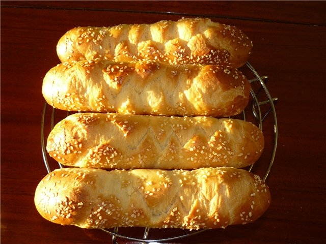 Baguettes de massa fermentada en una màquina de fer pa