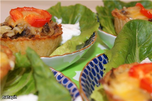 Cestini da pasticceria per frittelle di patate con ripieno di funghi e formaggio