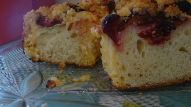 Plum yeast pie with streusel