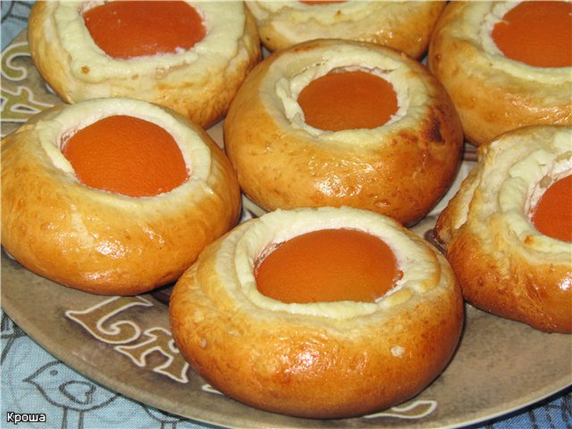 Cheesecake buns "Mga mata ng aprikot"