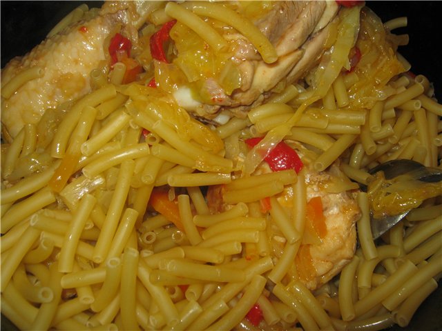 Pasta con pollo y verduras