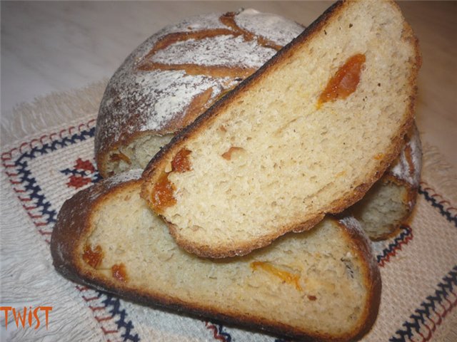 Pane con farina integrale, mandorle e albicocche secche per la colazione della domenica