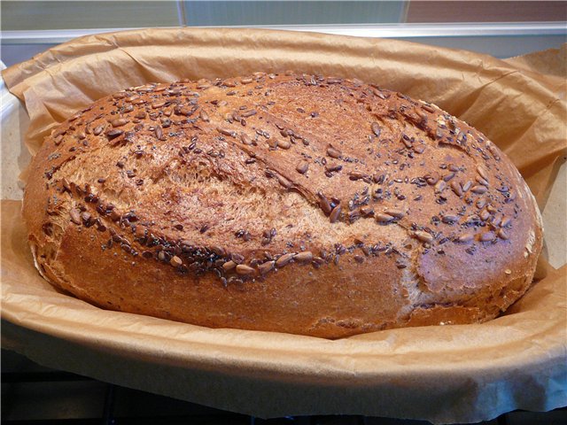 Pane alla contadina con spugna in una macchina per il pane