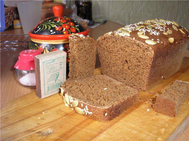 Pan aromático negro a base de masa madre de centeno.