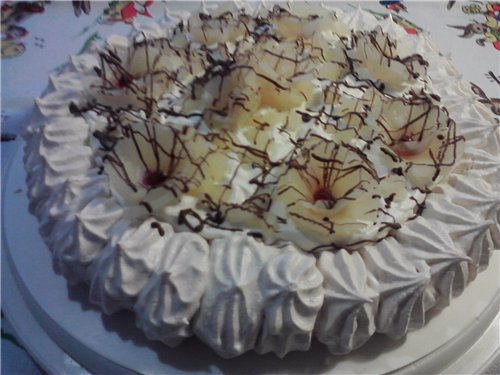 Meringue cake with fruit