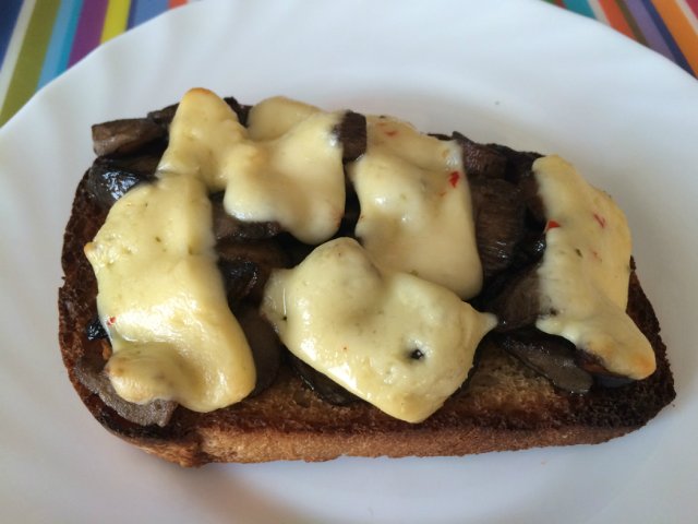 Desayuno alemán: crutones de Marienbad + tostada de champiñones