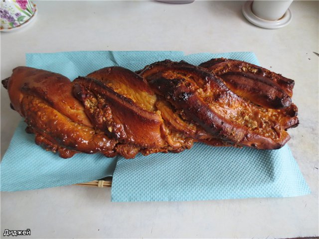 Kranz with boiled condensed milk and walnuts (on cold dough)