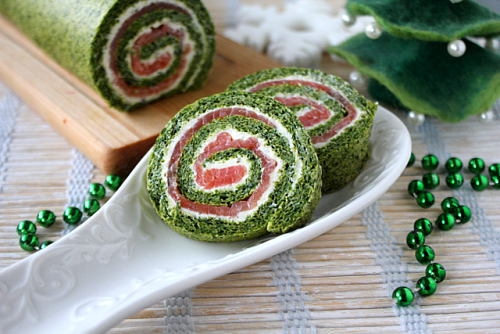 Festive roll na may atay at spinach