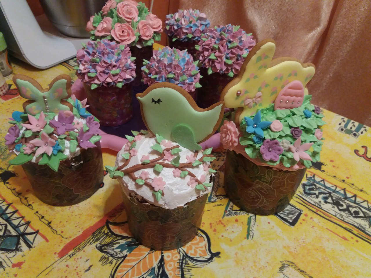 Examples of decorating Easter cakes and Easter