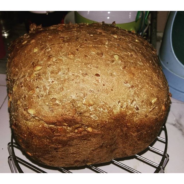 Pan de una mezcla de cereales Nastyusha 8 en una panificadora