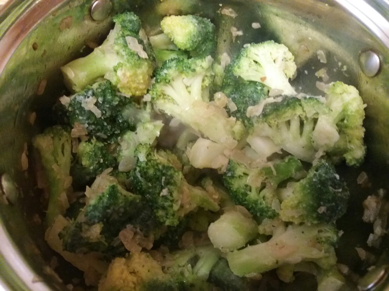 Crema di broccoli (broccoli at asul na cheese cream na sopas)