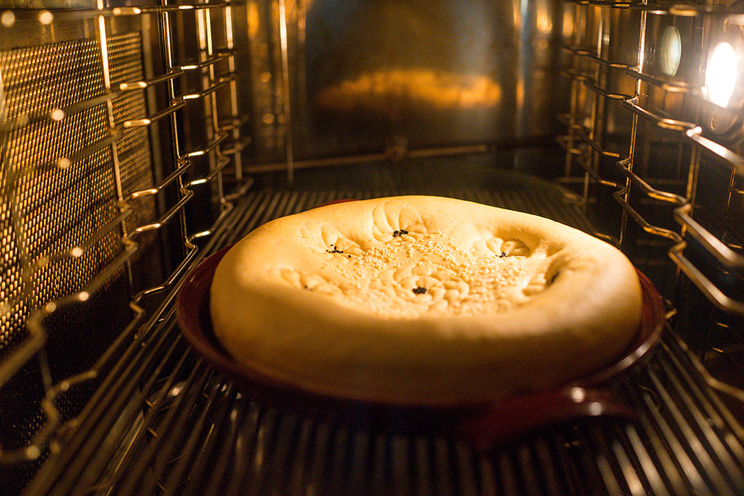 ¿Cómo hornear un pan plano uzbeko en un horno convencional?