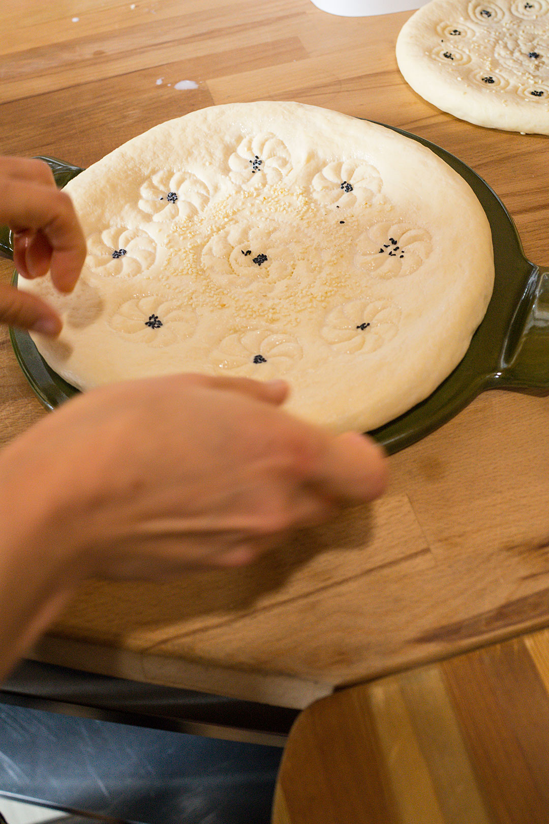 ¿Cómo hornear un pan plano uzbeko en un horno convencional?