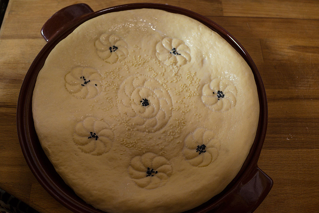 ¿Cómo hornear un pan plano uzbeko en un horno convencional?