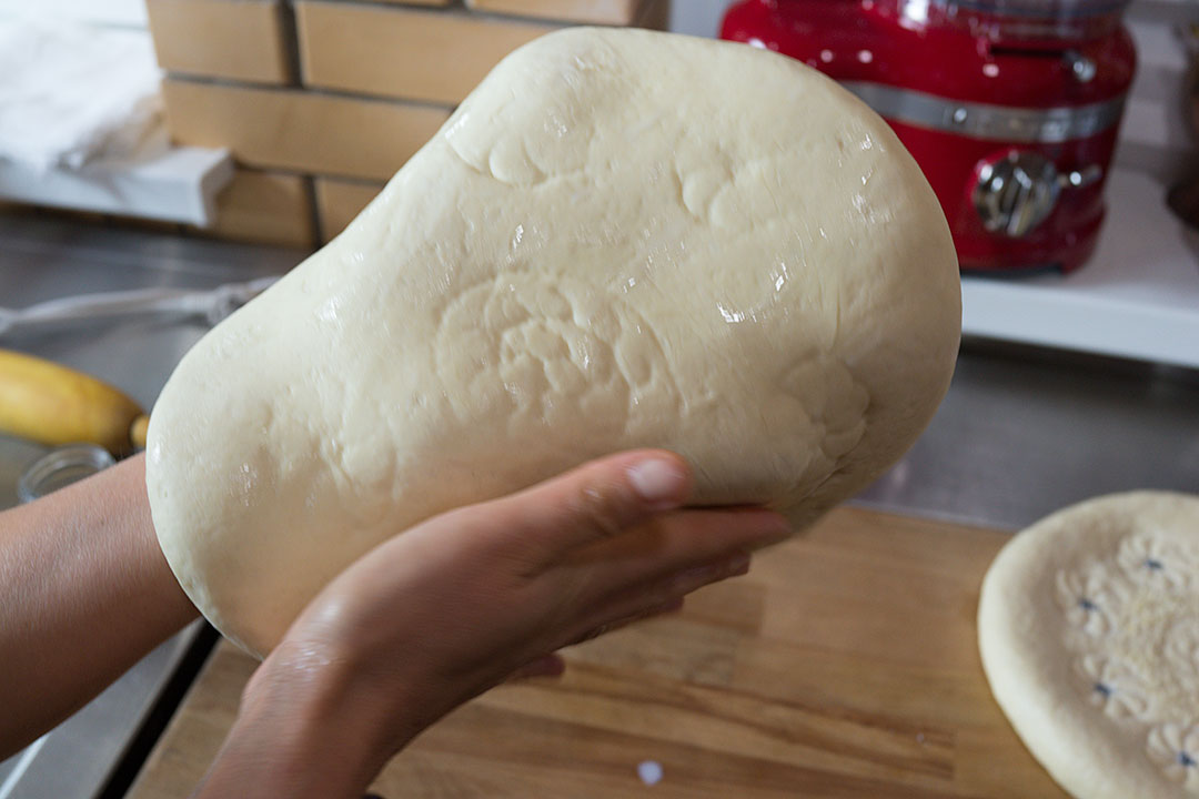 Hoe bak je een Oezbeekse flatbread in een conventionele oven?