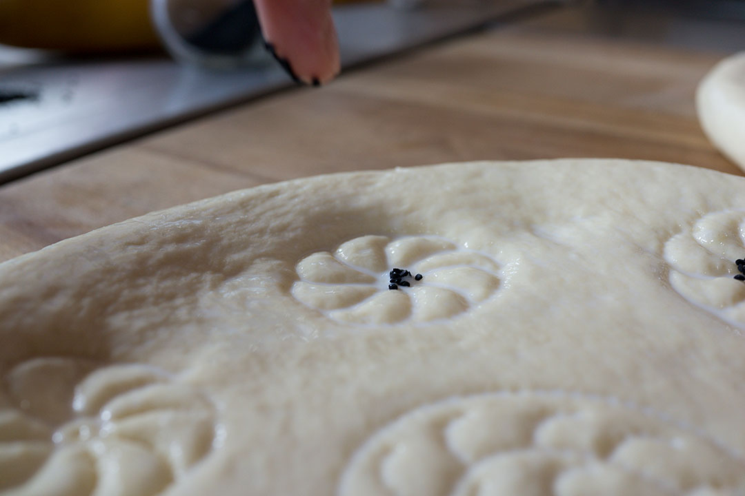 ¿Cómo hornear un pan plano uzbeko en un horno convencional?