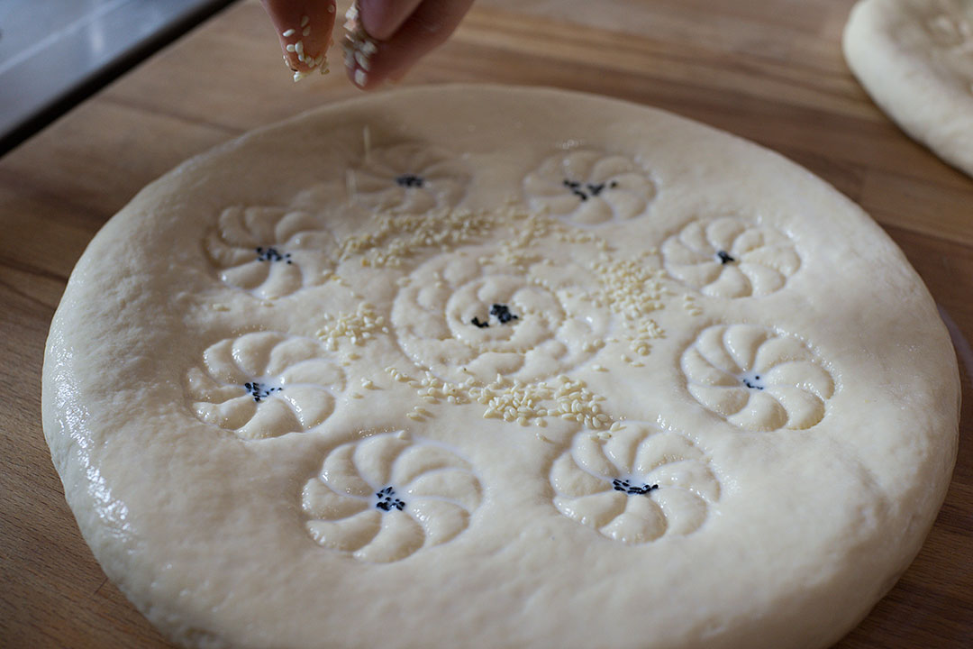 ¿Cómo hornear un pan plano uzbeko en un horno convencional?